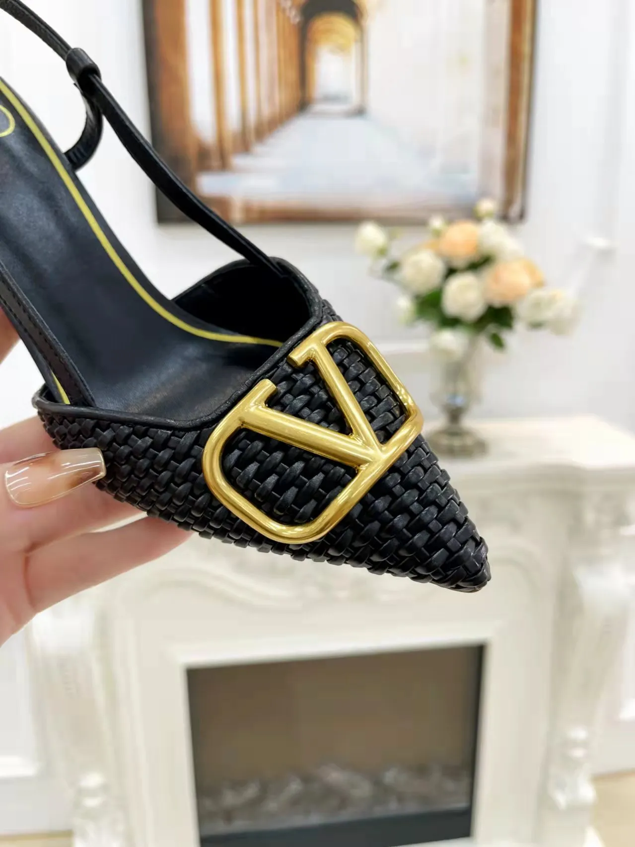 👟👟Ex-factory price 440👟👟 Genuine leather sole +40 Top version 𝑉𝐴𝐿𝐸𝑁𝑇𝐼𝑁𝑂 Valentino new spring and summer women's 5⃣️color empty back sandals. The unique [V family hand-woven] brings out a full sense of high-end, and the new season will live up to expectations! Worth buying★Absolutely high-grade❥Original method, Absolutely sensual❥Elegant style, creating a different feeling, simple and elegant style!  Code number: 35-41 (34-42 is custom-made and non-returnable) Inner lining: Sheepskin lining Heel height: 7.5 cm Leather outsole + 40 rubber outsole